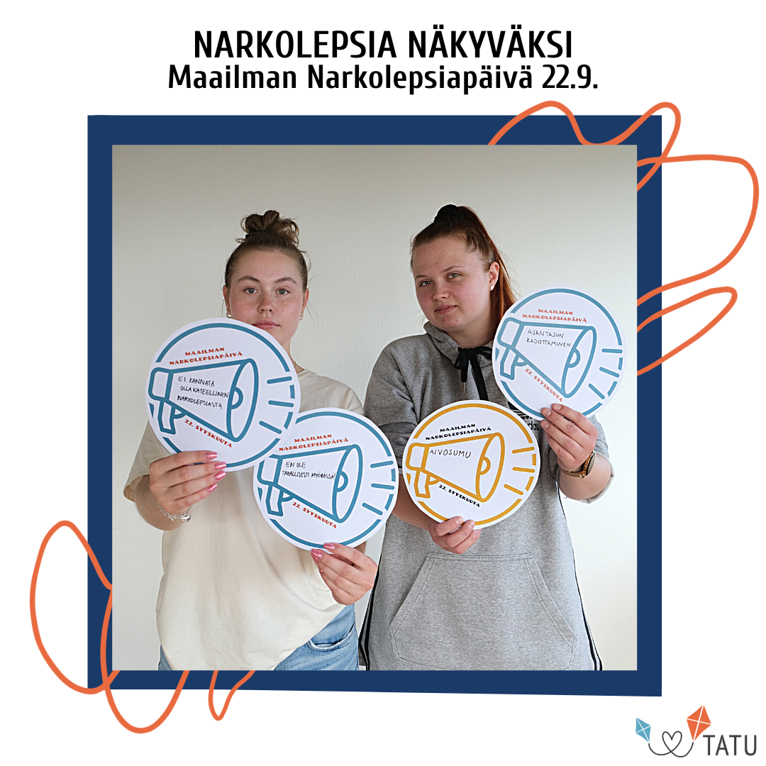 Kaksi nuorta pitelemässä käsissään kirjoittamiaan ajatuksia narkolepsiasta