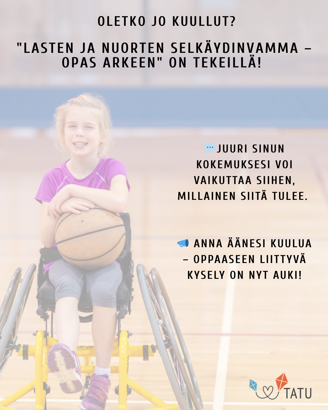 Kuvassa lapsi pyärätuolissa, koripallo sylissä, hymyilee.