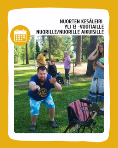 Nuoria ulkona pelaamassa liikunnallista peliä. Etualalla näkyy rollaattori, keskellä kaksi jaloillaan olevaa nuorta, taustalla nuori pyörätuolissa. Tekstinä: nuorten kesäleiri yli 13 -vuotiaille nuorille/nuorille aikuisille