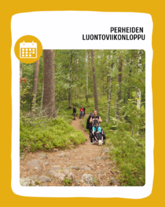 Kuvassa metsäpolku jossa kulkee kaksi perhettä, lapset ovat toimintavälineiden kyydissä. Tekstinä: Perheiden luontoviikonloppu