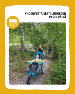 Metsäpolulla kaksi perhettä, joiden lapset/nuoret kulkevat toimintavälineen kyydissä. Etummainen nuori hymyilee. Tekstinä: Yhdenvertaisesti luontoon -perhepäivä